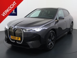 BMW iX xDrive40 Business Edition Plus 77 kWh SOH 100% | DRIVING ASSISTENT PROF. | STOEL + STUURVERWARMING EN MASSAGE| ELEKTRISCHE TREKHAAK| SKYLOUNGE | LASER|