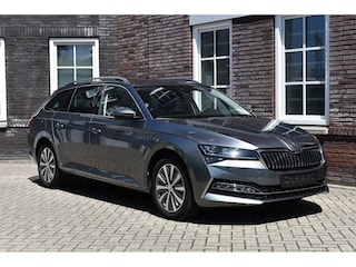 Skoda Superb Combi 1.4 TSI PHEV Style/Trekhaak/Navi/Electr Stoelen Wij zijn op afspraak geopend! Graag bellen voor uw komst.