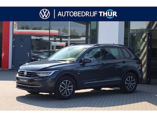 Volkswagen Tiguan 1.4 TSI eHybrid Life Business trekhaak easy open elektrische achterklep achteruitrijcamera privacy glas digital cockpit stoel en stuurwielverwarming 30 kleuren sfeerverlichting spiegel pakket navigatie LED LMV draadloos carplay pdc auto hold keyless entry side assist