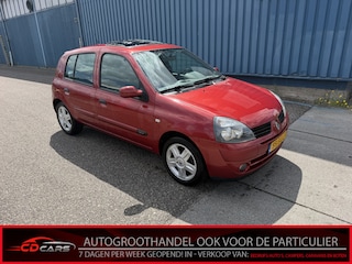 Renault Clio 1.2-16V Community Schuifdak, Airco, Cruise control, Lichtmetalen velgen, Radio Bij de verkoop van gebruikte voertuigen door CD-Cars wordt geen standaard garantie verstrekt. De koper aanvaardt het voertuig in de staat waarin het zich bevindt op het moment van aankoop