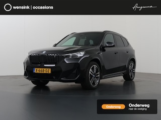 BMW iX1 xDrive30 Launch Edition 67 kWh | M-Pakket | Harman/Kardon Audio | Sportstoelen | Ele.wegklapbare trekhaak | Curved Display | Panoramadak | HUD | Camera | DAB | Apple CarPlay | Ele. kofferdeksel |