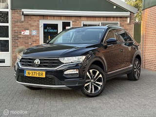 Volkswagen T-Roc 1.5 TSI Busines Edition|Afneembare Trekhaak|Camera|Carplay|Stoelverwarming|Parkeersensoren V/A.