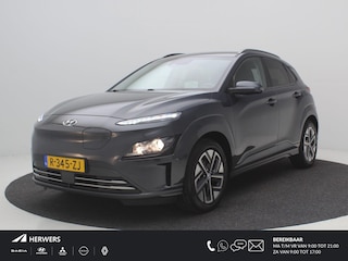 Hyundai Kona EV Fashion 39 kWh / SOH 99,2% / Warmtepomp / Adaptieve Cruise / HUD / Camera / Parkeersensoren / Dodehoek Detectie / Navigatie / Apple Carplay / NL- Auto / Dealer Onderhouden / Fabrieksgarantie tot 13-02-2028 /