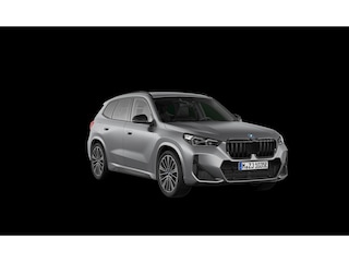 BMW X1 xDrive30e | M-Sport | Live Cockpit | Panorama | Leder/Alcantara | Memory | H&K | ACC | Trekhaak | 20"LM | Frozen Pure Grey