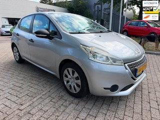 Peugeot 208 1.2 VTi Access 5 deurs, nette auto ( parkeer schadetje ) loopt, rijd, remt schakelt goed, geen storingen, meeneemprijs