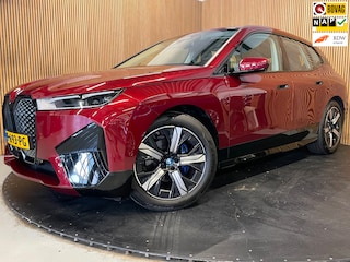BMW iX XDrive40 Executive 77 kWh|100% SOH|VOLLEDER|ELEK.STUURVERSTELLING|CAMERA|CARPLAY|PDC V+A|NAP|NL-AUTO|INCL.BTW|1e EIGENAAR|