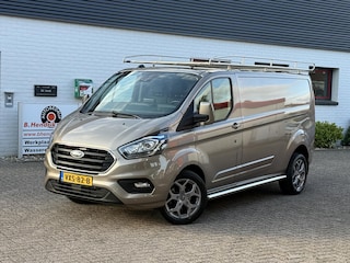 Ford Transit Custom GB 2.0 TDCi 170PK 320 L2H1 Limited/ 18 Inch/ RVS Imperiaal/ Sidebars/ Vloer + wand platen/ Stoelverwarming/ Trekhaak/ Apple Carplay/ Zeer nette bus