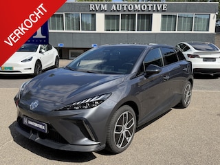 MG 4 Electric Luxury 64 kWh | 360 CAMERA| 7 JAAR MG GARANTIE T/M 03-2031| ELEK. STOEL| DODE HOEK SENSOR| STOEL + STUURVERWARMING| ADAPTIVE CRUISE CONTROL | ALL-IN RIJKLAAR PRIJS |