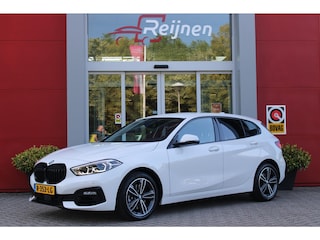 BMW 116i AUTOMAAT HIGH EXECUTIVE | DRAADLOZE APPLE CARPLAY/ANDROID AUTO | NAVIGATIE | PARKEERSENSOREN VOOR + ACHTER | SHADOW LINE | STOEL VERWARMING | CRUISE CONTROL | DAB+ RADIO | 17" LICHTMETALEN VELGEN | DRAADLOZE TELEFOONLADER |