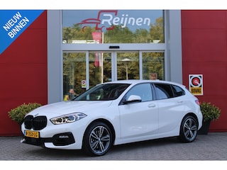 BMW 116i AUTOMAAT HIGH EXECUTIVE | DRAADLOZE APPLE CARPLAY/ANDROID AUTO | NAVIGATIE | PARKEERSENSOREN VOOR + ACHTER | SHADOW LINE | STOEL VERWARMING | CRUISE CONTROL | DAB+ RADIO | 17" LICHTMETALEN VELGEN | DRAADLOZE TELEFOONLADER |