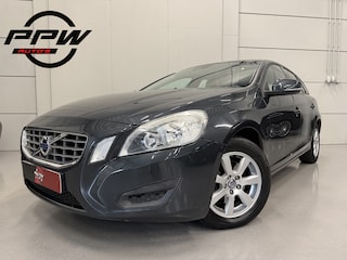 Volvo V60 T3 150pk Kinetic NAVI/LEER/TREKHAAK/LED/ECC/CRUISE/HIGH PERF AUDIO/PERFECT ONDERHOUDEN, NET GROTE OH BEURT GEHAD EN DISTR. RIEM IS VERVANGEN/ZO MEENEEMPRIJS