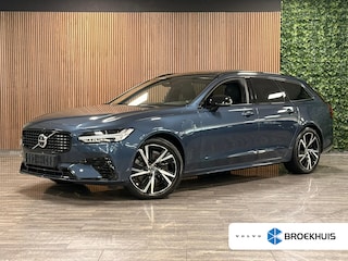 Volvo V90 T6 AWD Recharge Plus Dark | Schuifdak | 360 Camera | Harman Kardon | Adaptieve Cruise Control | Stoelverwarming voor+achter | Stuurwielverwarming | 19 Inch | Full LED  Meesturende koplampen | Pilot Assist | BLIS Dode Hoek Detectie | Elektrische voorstoelen geheugen | R-Design Contourstoelen Nappa Leder met wit stiksel en bies | Zitting verlenging voorstoelen | Lederen Dashboard | Google Infotainment | Keyless Drive | Parkeersensoren voor+achter | Privacy Glass | Elektrisch bedienbare achterklep | Geïntegreerde zongordijnen achterportieren | Verlichte instaplijsten | DAB Radio | Apple Carplay/Android Auto | Alarm Klasse III | Volvo On Call met mobiele App functie | Denim Blue Black Metallic |