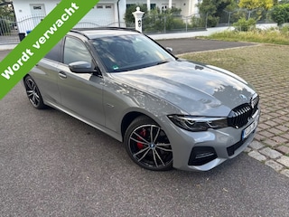 BMW 3-serie Touring 330e xDrive High Executive M Sport Nardo Grau Individual metallic Panoramadak Trekhaak 19 Inch Adaptive ophanging M-Technic ACC Elek Stoelverstelling Interieurlijsten Carbon