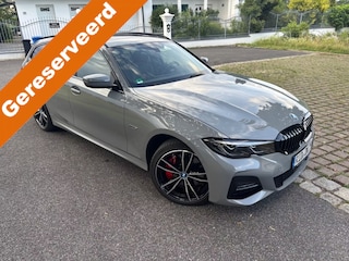 BMW 3-serie Touring 330e xDrive High Executive M Sport Nardo Grau Individual metallic Panoramadak Trekhaak 19 Inch Adaptive ophanging M-Technic ACC Elek Stoelverstelling Interieurlijsten Carbon