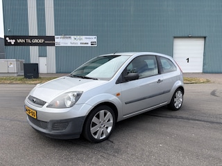 Ford Fiesta 1.3-8V Champion 70 PK. Zuinige en mooie auto met slechts 127.000 KM !!! Alle keuringen toegestaan !!