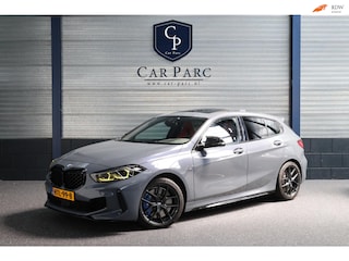 BMW M135i xDrive 306+PK M-PERFORMANCE/LED/VIRTUAL/SFEER/PANO/LEER+S.VERWARMING/LMV/CAM/CRUISE/ECC/12 MND GARANTIE!