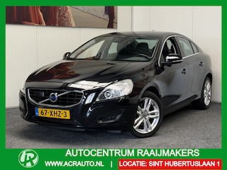Volvo S60 1.6 T3 MOMENTUM AUTOMAAT LEDER ADAPTIVE CRUISE CONTROL CLIMATE CONTROL BLUETOOTH TELEFOON RIJSTROOKSENSOREN DODEHOEKSENSOREN PDC ZEER MOOI !!