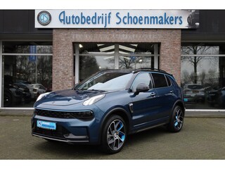 Lynk & Co 01 1.5 MY23! 6.6 Kwh LADEN ZWARTE-HEMEL ROLHOES MY23 360-CAMERA PANO/SCHUIF INFINITY DAB NAVI CARPLAY STOELVERWARMING ELEK.ACHTERKLEP 20"LMV