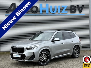 BMW X1 sDrive20i M Sport Trekhaak LED Carplay Achteruitrijcamera PDC Trekhaak 1800 KG Trekgewicht 19 Inch 4Seizoenenbanden DAB Shadow-line