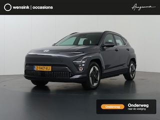 Hyundai Kona Comfort 65.4 kWh | SOH 97% | Nieuw Model | Navigatie | Camera | Apple CarPlay/Android Auto | DAB | Adaptieve Cruise Control | LED | Sfeerverlichting | Vehicle to Load | Warmtepomp |