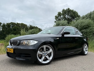 BMW 1-serie Coupé 135i High Executive | Origineel NL | Handgeschakeld | 18" Velgen | Stoelverwarming | Clima | Navi | PDC | Cruise