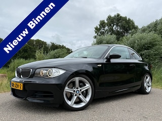 BMW 1-serie Coupé 135i High Executive | Origineel NL | Handgeschakeld | 18" Velgen | Stoelverwarming | Clima | Navi | PDC | Cruise