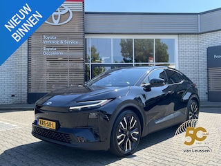 Toyota C-HR FIRST EDITION 77KWH NIEUW EN DIRECT LEVERBAAR!! 20'' LM-VELGEN WARMTEPOMP KEYLESS EL-ACHTERKLEP BLIND SPOT NAVI CAMERA PARK-SENSOREN LED PRIVACY GLASS