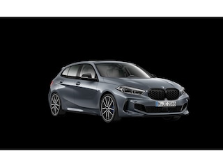 BMW M135i xDrive | Live Cockpit | Panorama | Leder | H&K | Head-Up | Camera | 19"LM | Storm Bay
