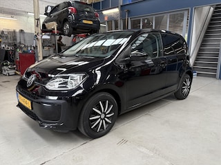 Volkswagen Up 1.0 60PK 5D BMT Move up! | Camera | Parkeersensoren | Cruise control | Getint glas | Airco | Bluetooth | Telefoonsteun | NAP | Rijklaar prijs!