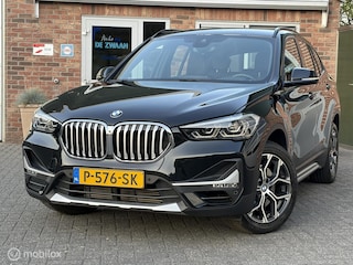 BMW X1 sDrive20i High Executive|Afneembare Trekhaak|HUD|Sportstoelen|Leer|Zwarte Hemel|Sfeerverlichting|Carplay.