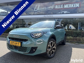 Fiat 600 1.2 Hybrid La Prima Achteruitrijcamera - Apple carplay - Airco - parkeersensoren - Navigatie - Dodehoek detector - Draadloze telefoonoplader - Stoelverwarming - Voorstoelen met massagefunctie - Bluetooth - Cruise control - Keyless start and entry - Led verlichting - Licht metalen velgen 18 inch - Stuur multifunctioneel - Verkeersbord detectie