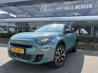 Fiat 600 1.2 Hybrid La Prima Achteruitrijcamera - Apple carplay - Airco - parkeersensoren - Navigatie - Dodehoek detector - Draadloze telefoonoplader - Stoelverwarming - Voorstoelen met massagefunctie - Bluetooth - Cruise control - Keyless start and entry - Led verlichting - Licht metalen velgen 18 inch - Stuur multifunctioneel - Verkeersbord detectie
