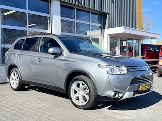Mitsubishi Outlander 2.0 PHEV ( EXPORT ) Motorstoring ) Hybrid Airco Cruise controle Trekhaak 1500kg trekgewicht Leder Achterruitrijcamera Parkeersensoren voor en achter Telefoonverbinding Navigatiesysteem Oplaadkabel Stu