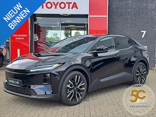 Toyota C-HR First Edition 77 kWh NIEUW DIRECT LEVERBAAR! STOEL/STUURVERW 20'' LM-VELGEN BLIND SPOT EL-ACHTERKLEP WARMTEPOMP NAVI PARK-SENSOREN CAMERA CLIMA APPLE/ANDROID