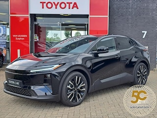 Toyota C-HR First Edition 77 kWh NIEUW DIRECT LEVERBAAR! STOEL/STUURVERW 20'' LM-VELGEN BLIND SPOT EL-ACHTERKLEP WARMTEPOMP NAVI PARK-SENSOREN CAMERA CLIMA APPLE/ANDROID