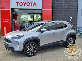 Toyota Yaris Cross 1.5 Hybrid 115 First Edition APPLE/ANDROID STOEL/STUURVERWARMING NAVI AD-CRUISE PRIVACY-GLASS 17"LM-VELGEN