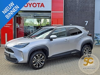 Toyota Yaris Cross 1.5 Hybrid 115 First Edition APPLE/ANDROID STOEL/STUURVERWARMING NAVI AD-CRUISE PRIVACY-GLASS 17"LM-VELGEN