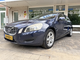 Volvo V60 1.6 T4 Momentum Navigatie full map/Cruisecontr./Elektr. climate contr./Verst.b. lederen multifunct. stuur/Hoogte verstb. stoelen/Parkeersens. V+A/Led dagr. verl./Mult media syst./Boordcomp.-Anti Whiplash hoo