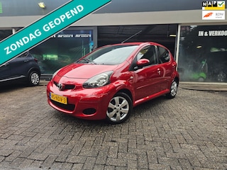 Toyota Aygo 1.0-12V Aspiration Red | 1E EIGENAAR | 3/6 of 12 MND GARANTIE | AIRCO | ELEC PAKKET | NW APK |
