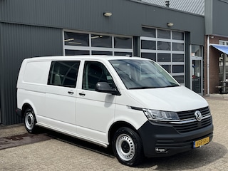 Volkswagen Transporter 2.0 TDI L2H1 DC 150pk Airco Cruise controle Trekhaak 2500kg trekgewicht Apple carplay Navigatiesysteem 5-Persoons Euro 6 Telefoonverbinding Dealer onderhouden