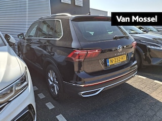Volkswagen Tiguan 1.5 TSI Elegance 150 PK| Dealeronderhouden | Trekhaak | Navigatie | Achteruitrijcamera | Climatronic ( 3 zones ) | Parkeersensoren + Assistent | Achterklep Elektrisch