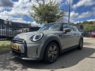 Mini Cooper 3-Deurs (f56) 1.5 136pk Aut. Buss Edit Clima Sportst. Xenon Shadow Line Multi Media 11.915 KM NL-Auto