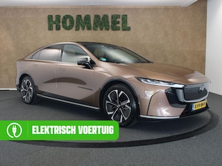 Mazda 6e Takumi Plus Long Range 80 kWh - ORIGINEEL NEDERLANDSE AUTO - PANORAMADAK - RONDOMZICHTCAMERA - HEAD-UP DISPLAY - DODEHOEKDETECTIE MET CORRECTIE - ELEKTRISCH BEDIENBARE ACHTERKLEP - ELEKTRISCH VERSTELBARE BESTUURDERSSTOEL - STOELVENTILATIE VÓÓR - VOORSTOELEN & STUUR VERWARMING - WARMTEPOMP - APPLE CARPLAY/ANDROID AUTO - DRAADLOZE TELEFOONLADER - KEYLESS ENTRY & START - LUXE LEDEREN/SUÈDE BEKLEDING - SFEERVERLICHTING - ELEKTRISCHE WEGKLAPBARE TREKHAAK 1.500 KG TREKGEWICHT