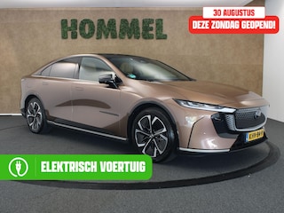Mazda 6e Takumi Plus Long Range 80 kWh - ORIGINEEL NEDERLANDSE AUTO - PANORAMADAK - RONDOMZICHTCAMERA - HEAD-UP DISPLAY - DODEHOEKDETECTIE MET CORRECTIE - ELEKTRISCH BEDIENBARE ACHTERKLEP - ELEKTRISCH VERSTELBARE BESTUURDERSSTOEL - STOELVENTILATIE VÓÓR - VOORSTOELEN & STUUR VERWARMING - WARMTEPOMP - APPLE CARPLAY/ANDROID AUTO - DRAADLOZE TELEFOONLADER - KEYLESS ENTRY & START - LUXE LEDEREN/SUÈDE BEKLEDING - SFEERVERLICHTING - ELEKTRISCHE WEGKLAPBARE TREKHAAK 1.500 KG TREKGEWICHT
