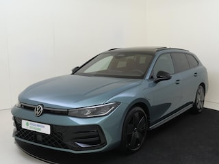 Volkswagen Passat Variant 1.5 eHybrid R-Line Edition | SoH 100% | Panoramadak | Trekhaak | Lederen ErgoActive stoelen met ventilatie | Black style | Head-up display | Keyless | Adaptieve demping | Stoel- en stuurwielverwarming |
