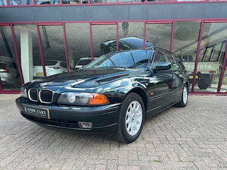 BMW 5-serie Touring 528i Executive | Uniek exemplaar! | 1e eig. | Org. NL | Dubbel glas | Oxfordgreen | Compleet onderhoud |