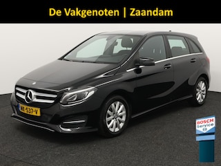 Mercedes-Benz B-klasse 180 Ambition Bluetooth, Cruise control, Parkeersensoren voor/achter, Warmtewerend glas, Audio-navigatie full map, Family Edition-pakket Luxe, comfort en veelzijdigheid in een stijlvolle hatchback. Dankzij het ruime interieur en de hoge zitpositie geniet je van een comfortabele rijervaring, terwijl de hoogwaardige afwerking zo
