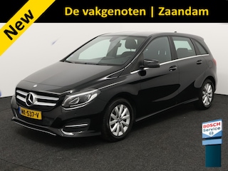 Mercedes-Benz B-klasse 180 Ambition Bluetooth, Cruise control, Parkeersensoren voor/achter, Warmtewerend glas, Audio-navigatie full map, Family Edition-pakket Luxe, comfort en veelzijdigheid in een stijlvolle hatchback. Dankzij het ruime interieur en de hoge zitpositie geniet je van een comfortabele rijervaring, terwijl de hoogwaardige afwerking zo