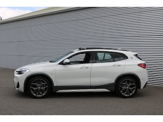 BMW X2 xDrive25e M-Sportpakket (Pano Sportleder/Memory Carplay HarmanKardon Navi/Camera HeadUp Keyless Full-Led 19Inch)