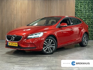 Volvo V40 T2 Edition+ Automaat | Dealer onderhouden | Stoelverwarming | LED Koplampen | Regensensor | Cruise Control | Bluetooth telefoon en Audiostreaming | Audiobediening op stuurwiel | Volledig digitaal TFT instrumentenpaneel met 3 instellingen | Electronic Climate Control L+R | Elektrisch inklapbare buitenspiegels | Automatisch dimmende binnenspiegel | Parkeersensoren achter | Elektrische ramen voor en achter | 16 Inch | Dynamic Textiel charcoal bekleding met wit stiksel | Volvo On Call met mobiele App functie | Fusion Red Metallic |